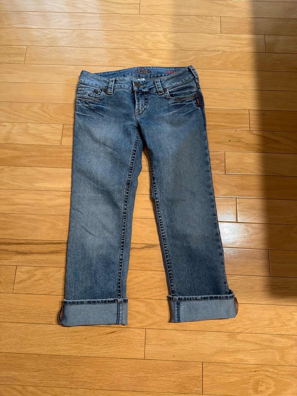 Silver Jeans Santorini Women’s Straight Leg Jeans Medium Wash Blue Denim shorter